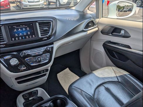 Used 2020 Chrysler Pacifica Touring-L FWD image 8