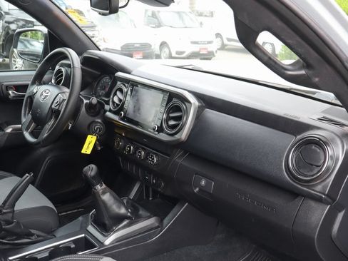 Used 2020 Toyota Tacoma TRD Sport AWD/4WD image 41