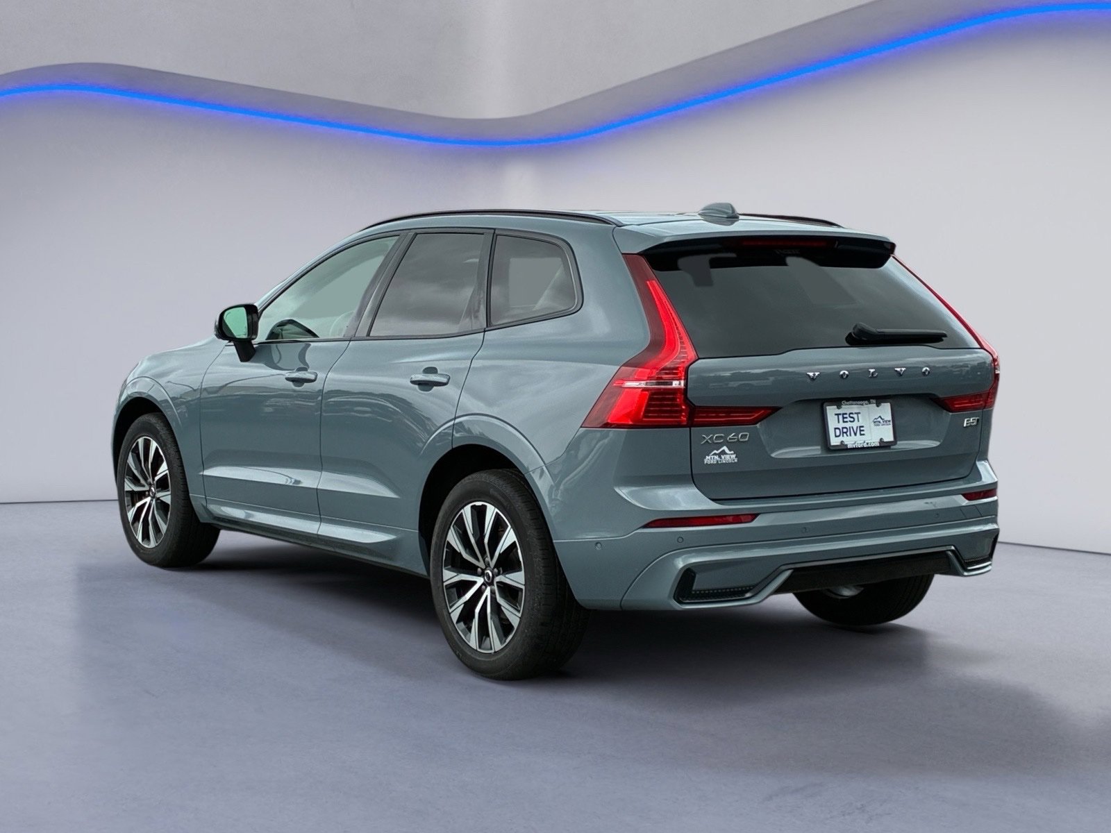 Used 2024 Volvo XC60 B5 Plus AWD/4WD image 3