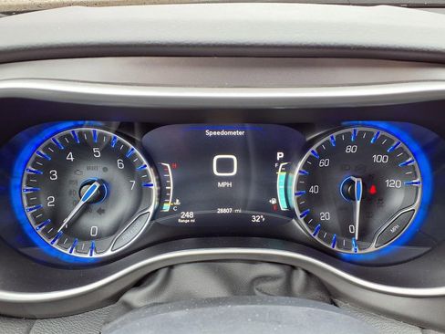 Used 2025 Chrysler Pacifica Select image 20