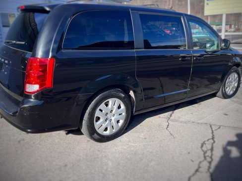 Used 2018 Dodge Grand Caravan SE w/ UConnect Hands-Free Group image 7