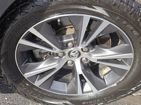 Used 2016 Toyota Highlander XLE image 3