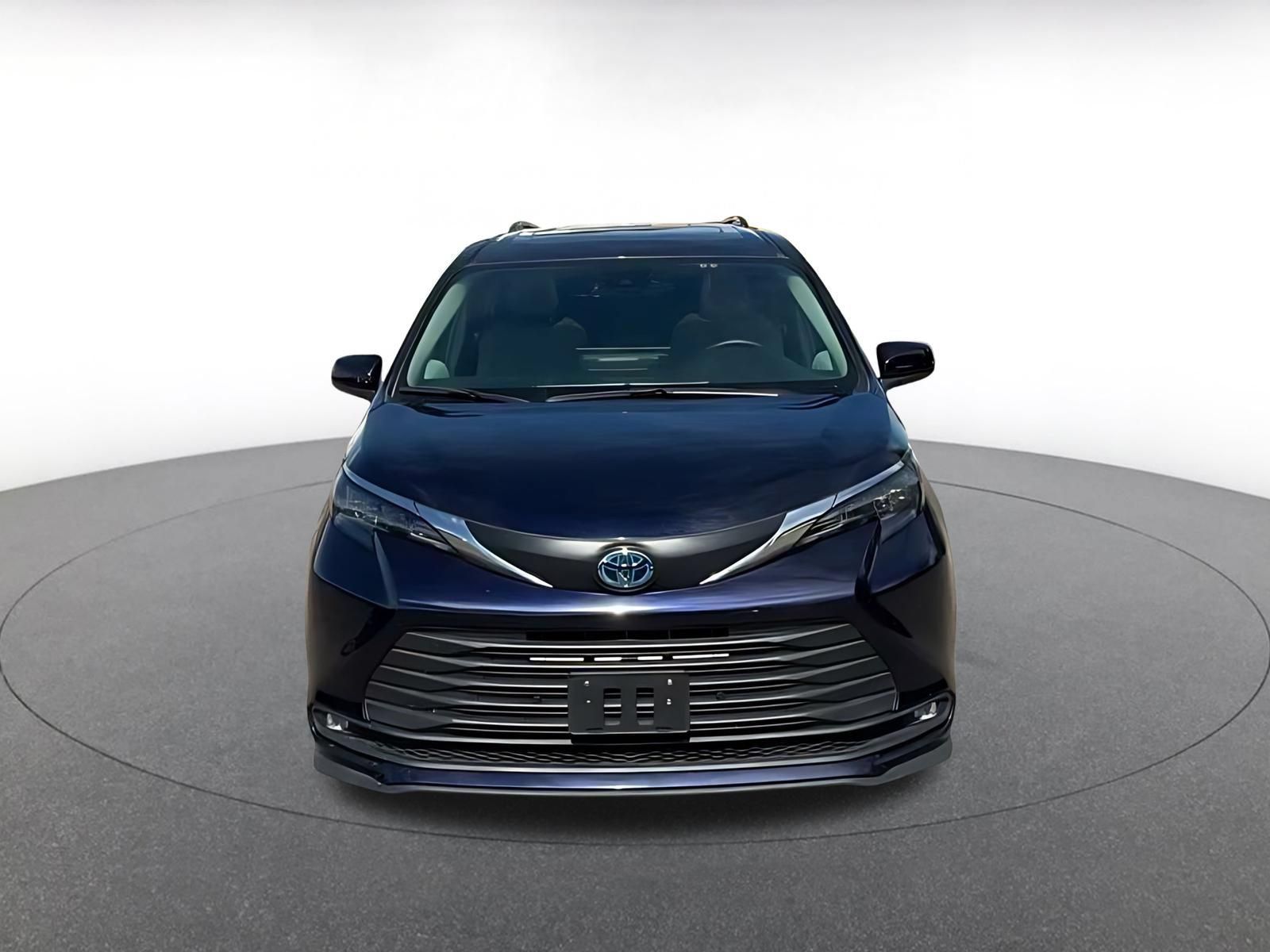 Used 2025 Toyota Sienna XLE FWD image 4