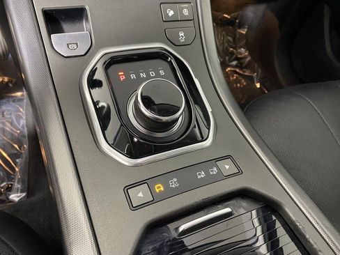 Used 2019 Land Rover Range Rover Evoque SE Premium image 18