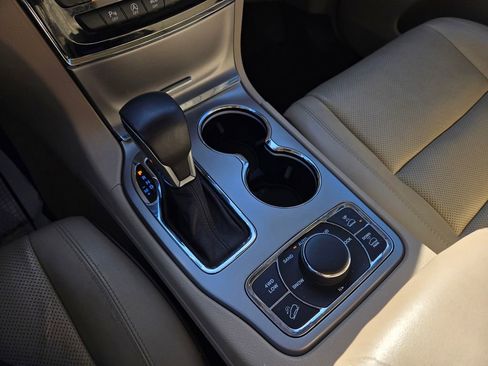 Used 2019 Jeep Grand Cherokee Overland AWD/4WD image 27
