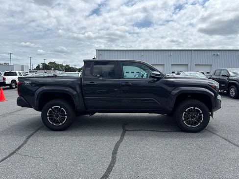 Used 2025 Toyota Tacoma TRD Sport w/ TRD Sport Upgrade Package AWD/4WD image 6