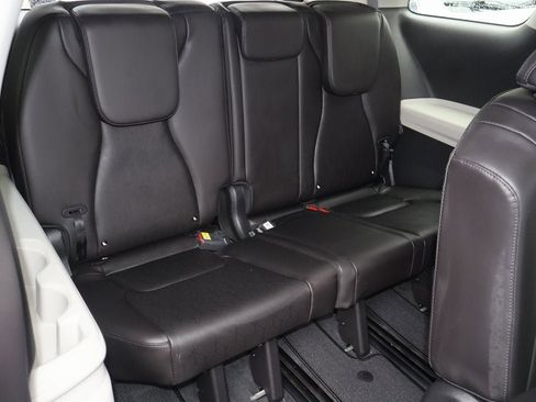 Used 2023 Kia Carnival LX image 17