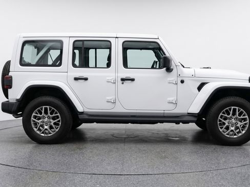 Used 2025 Jeep Wrangler Sahara image 11