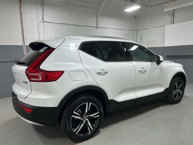 Used 2025 Volvo XC40 B5 Core AWD/4WD image 2
