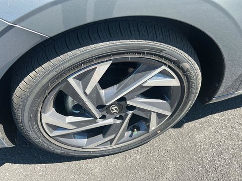 Certified 2025 Hyundai Elantra Limited FWD image 3