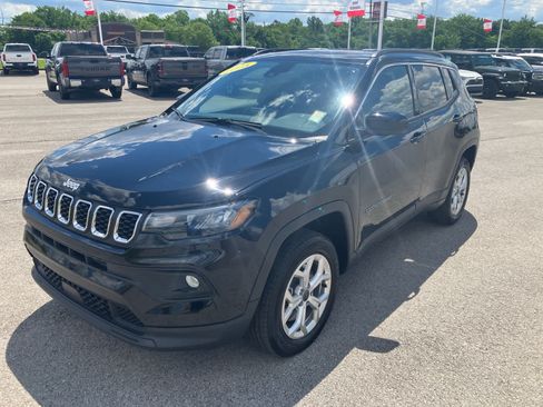 Used 2025 Jeep Compass Latitude w/ Sun & Sound Group AWD/4WD image 3