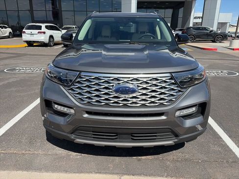 Used 2023 Ford Explorer Platinum image 2
