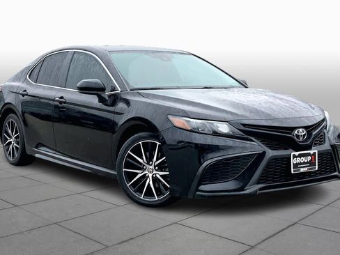 Used 2021 Toyota Camry SE image 3