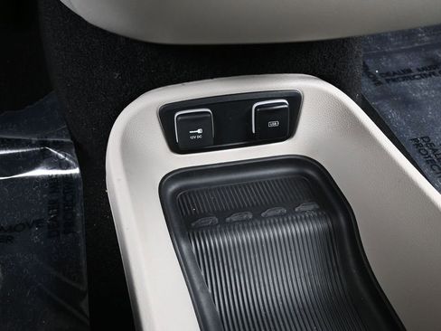 Used 2019 Chrysler Pacifica Limited image 27