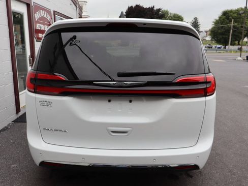 Used 2023 Chrysler Pacifica Touring-L FWD image 3