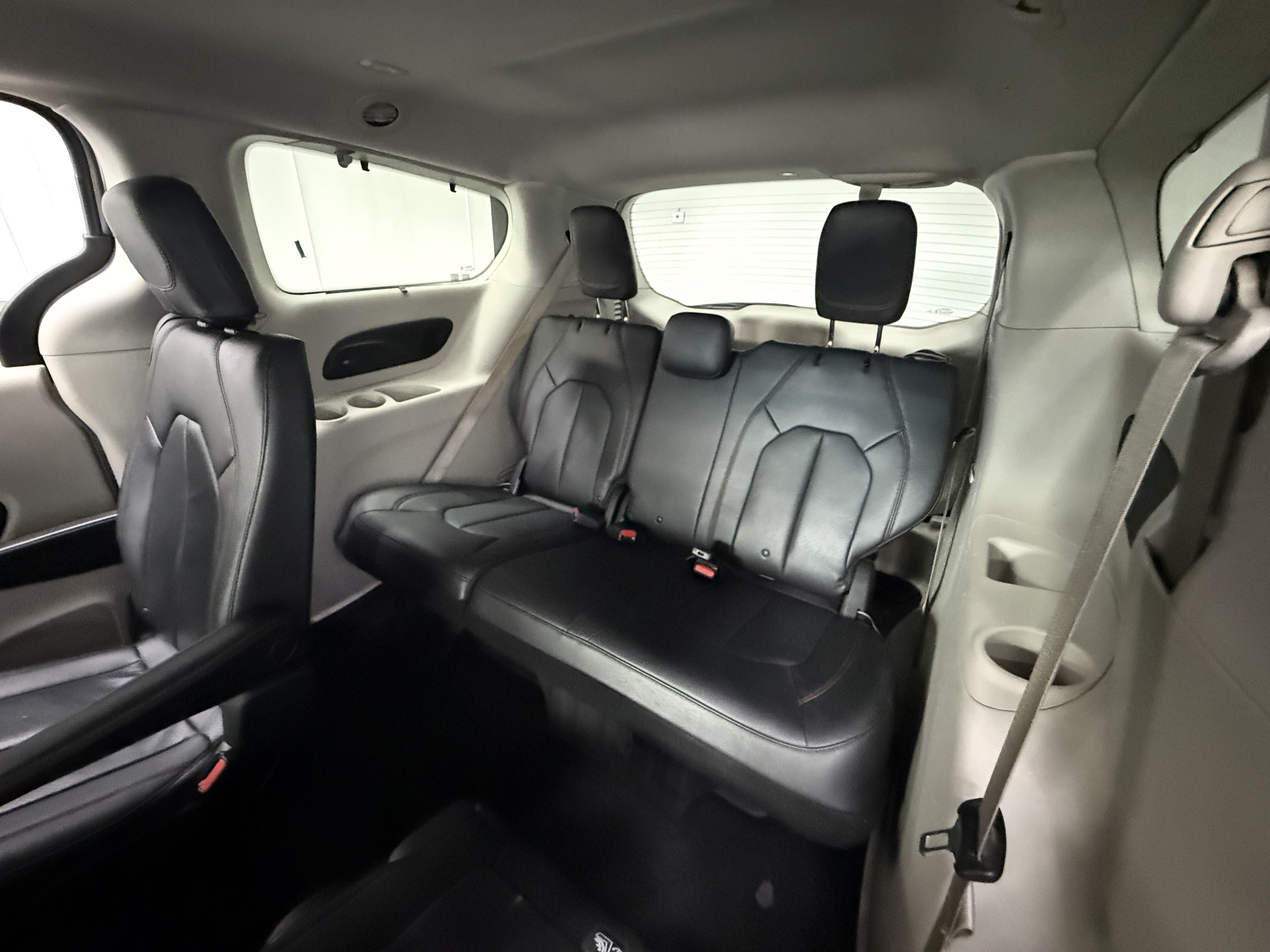 Used 2018 Chrysler Pacifica Touring-L FWD image 26
