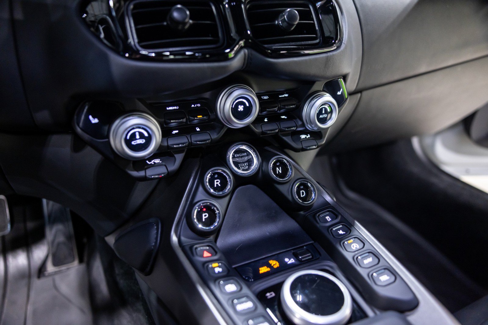 Used 2023 Aston Martin V8 Vantage Coupe RWD image 42