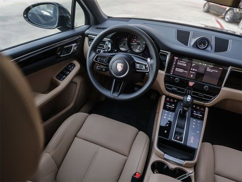 Used 2025 Porsche Macan image 32