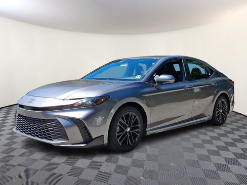 Used 2025 Toyota Camry SE FWD image 3