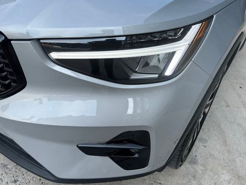 Certified 2025 Volvo XC40 B5 Plus image 4