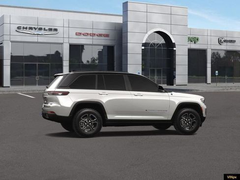 New 2023 Jeep Grand Cherokee Trailhawk w/ Advanced Protech Group II image 15