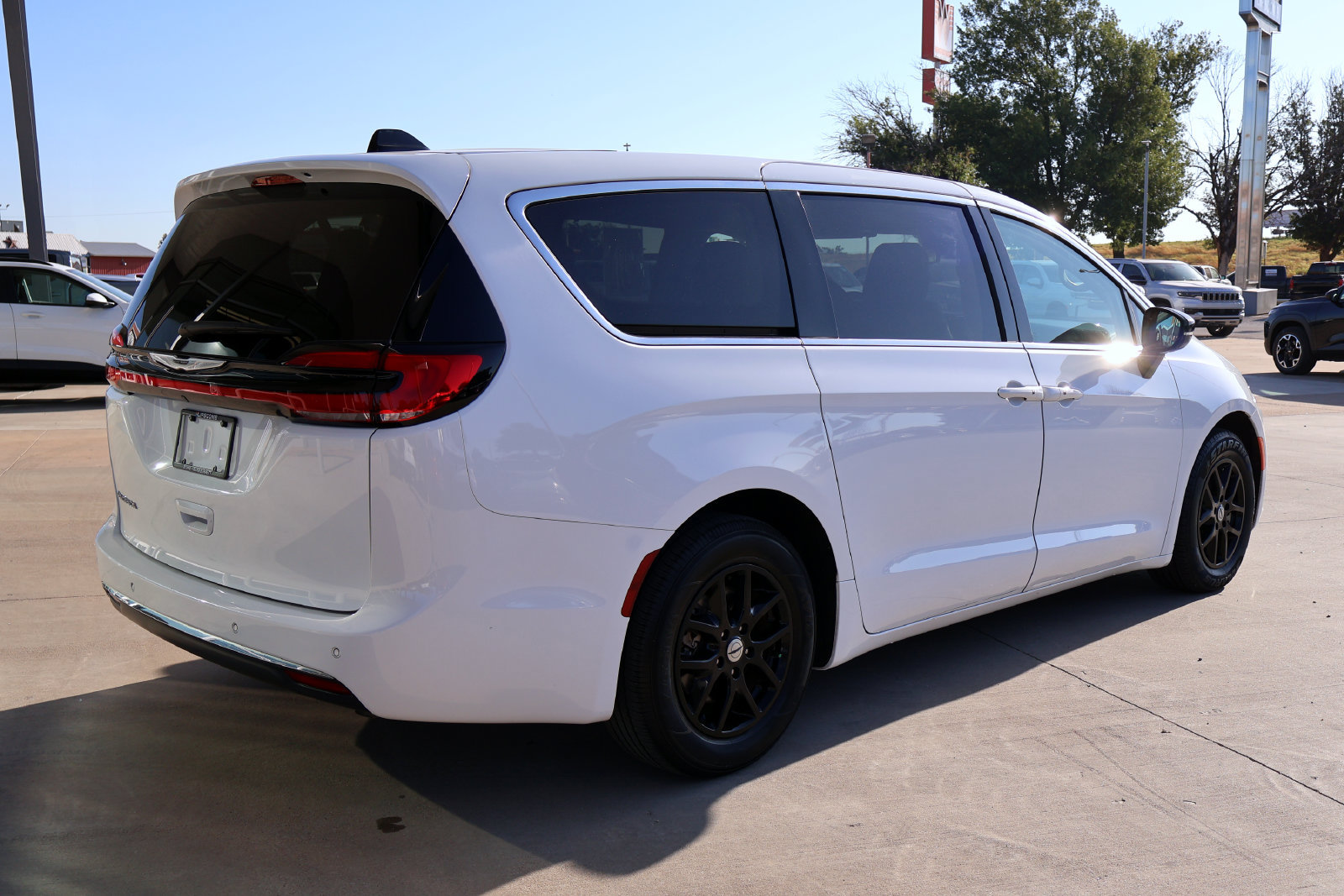 Used 2024 Chrysler Pacifica Touring-L FWD image 6