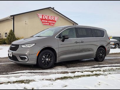 Used 2025 Chrysler Pacifica Select