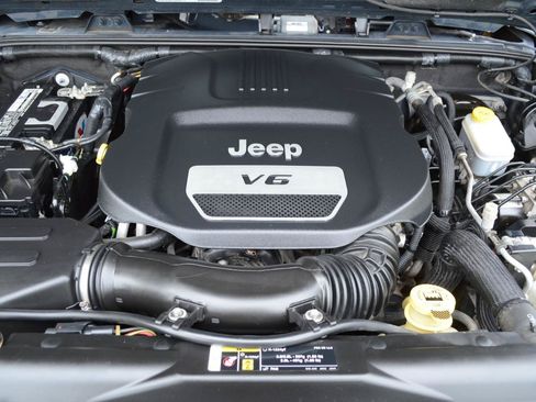 Used 2018 Jeep Wrangler Unlimited Sahara w/ Connectivity Group AWD/4WD image 30