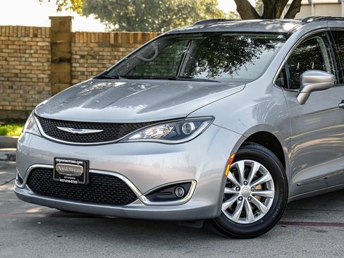 Used 2019 Chrysler Pacifica Touring-L image 10
