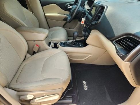 Used 2019 Jeep Cherokee Latitude w/ Popular Appearance Group FWD image 13