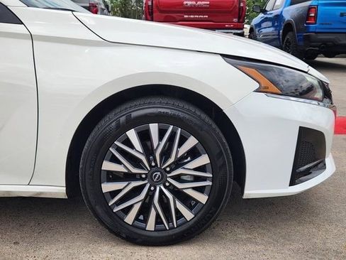 Used 2025 Nissan Altima 2.5 SV w/ SV Premium Package image 8