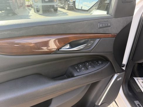 Used 2019 Cadillac Escalade Luxury AWD/4WD image 9
