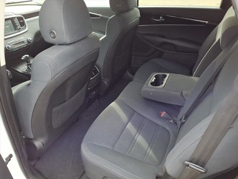 Used 2019 Kia Sorento LX image 24