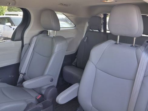 Used 2021 Toyota Sienna XLE AWD/4WD image 12