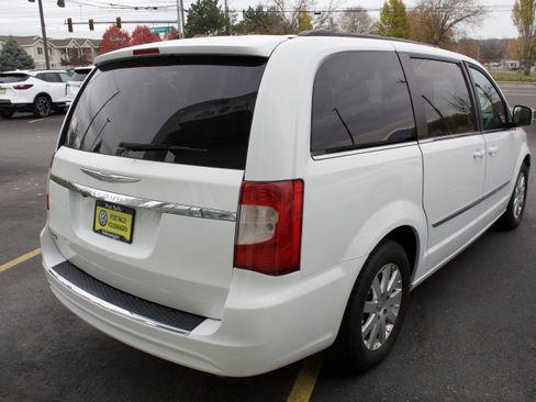 Used 2015 Chrysler Town & Country Touring image 5
