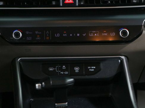 Used 2025 Kia Carnival FWD image 20