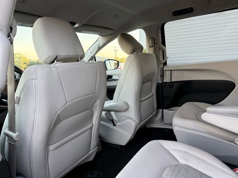 Used 2018 Chrysler Pacifica Touring Plus FWD image 20