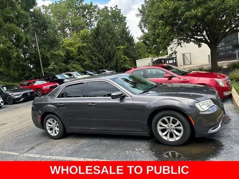 Used 2015 Chrysler 300 Limited RWD image 9