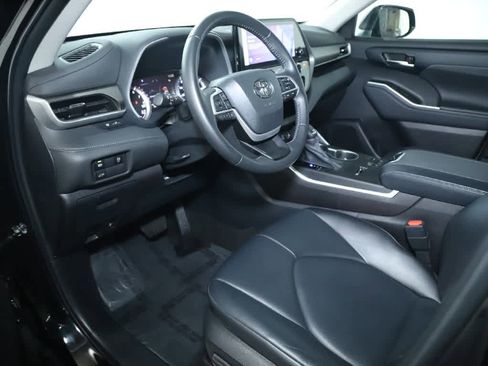 Certified 2023 Toyota Highlander XLE image 17