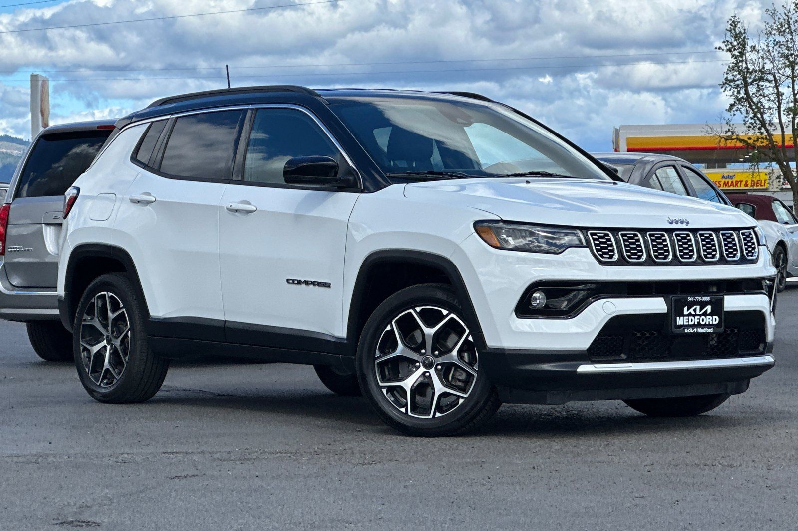 Used 2025 Jeep Compass Limited AWD/4WD image 2