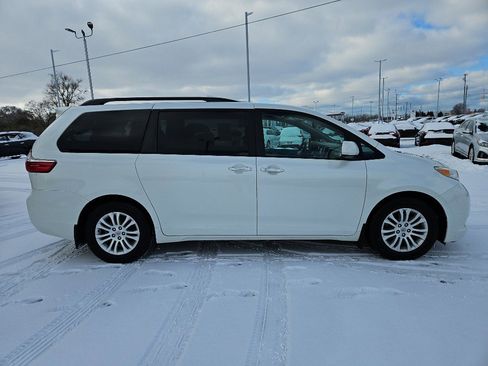 Used 2016 Toyota Sienna XLE image 5