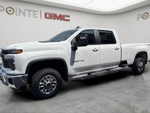 Used 2024 Chevrolet Silverado 2500 LT AWD/4WD image 3