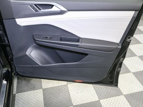 Used 2025 Volkswagen Taos SEL image 20