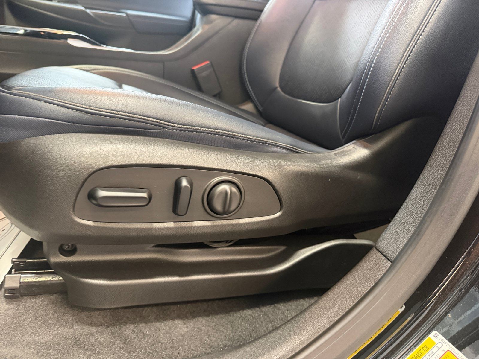 Used 2022 Chevrolet Bolt EUV Premier w/ Sun & Sound Package FWD image 11