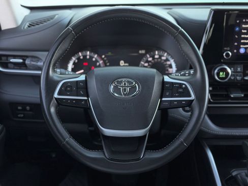 Used 2024 Toyota Highlander LE image 16