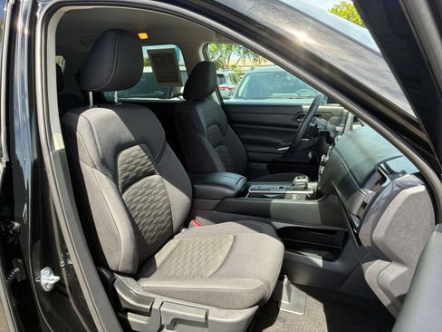 Used 2025 Nissan Pathfinder SV image 39