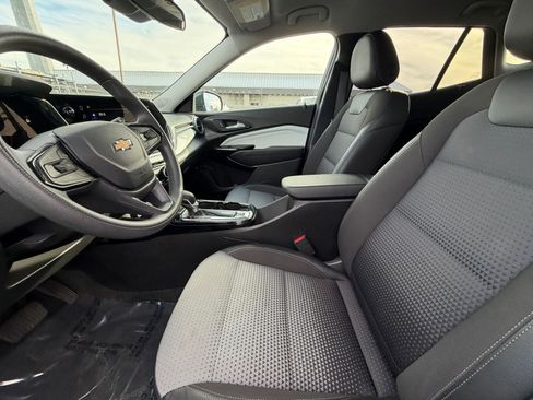 Used 2025 Chevrolet Trax LT image 24