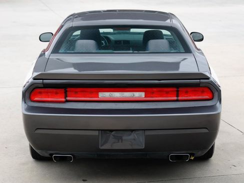 Used 2013 Dodge Challenger SXT RWD image 9