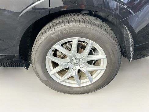Used 2018 Volvo XC60 T5 Momentum w/ Vision Package AWD/4WD image 11