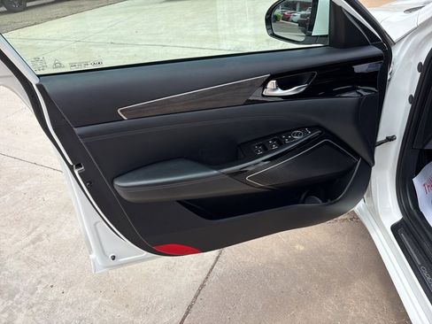 Used 2020 Kia Cadenza Technology image 13